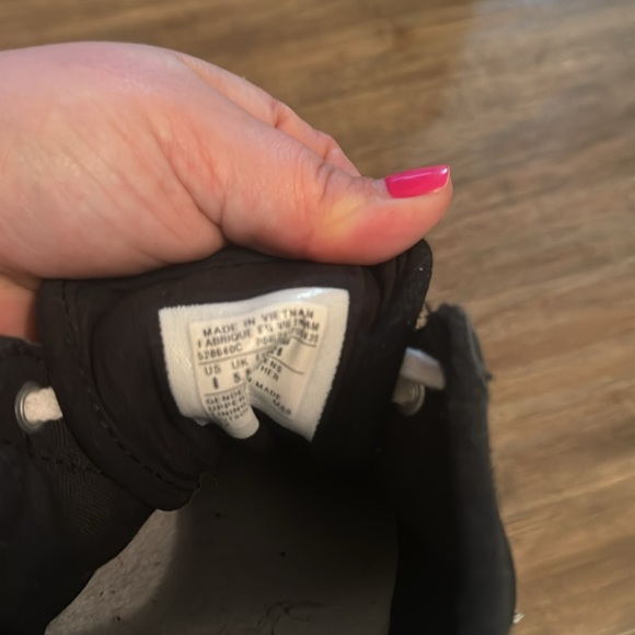 Women’s Size 8 suede like shoes. Retro look and in excellent used condition - Picture 6 of 7